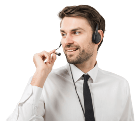 Hombre sosteniendo unos audifonos con micrófono