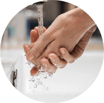 Alguien haciendo un lavado de manos con agua